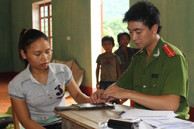 Vượt núi vào bản làm chứng minh thư cho “tộc người ngủ ngồi”