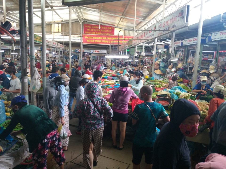 Dân đổ xô mua thực phẩm tích trữ, chính quyền Đà Nẵng khuyến cáo gì? - 1 Dân đổ xô mua thực phẩm tích trữ, chính quyền Đà Nẵng khuyến cáo gì? - 1