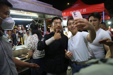 Bước ngoặt giúp chàng trai bán thịt nướng đổi đời, thành triệu phú giàu có