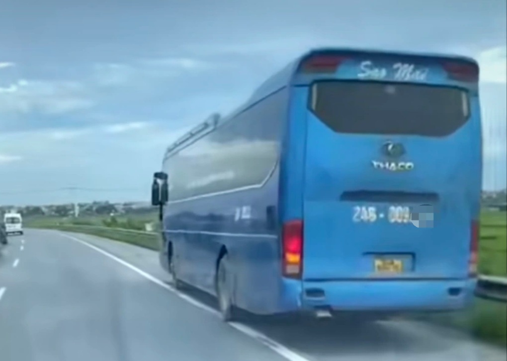 Tài xế xe khách bị phạt 5 triệu đồng vì lái xe ở làn dừng khẩn cấp cao tốc - 1 Tài xế xe khách bị phạt 5 triệu đồng vì lái xe ở làn dừng khẩn cấp cao tốc - 1