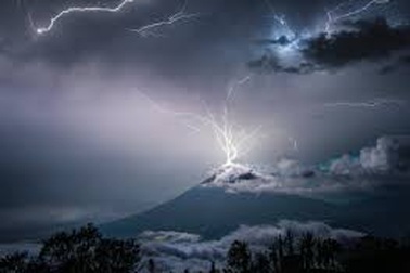 Tia sét đánh vào một ngọn núi lửa đang phun trào ở Guatemala