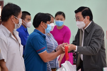 Nguyên Chủ tịch nước Trương Tấn Sang tặng áo phao đến ngư dân Quảng Ngãi