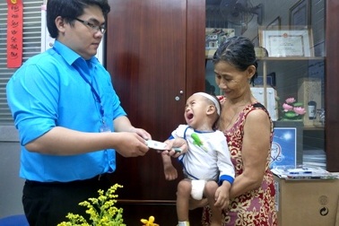 Nhiều nhà hảo tâm giúp đỡ cháu bé “chết mòn trên giường bệnh”
