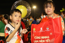 700 phần quà Tết đến tay công nhân nghèo ở Bình Dương