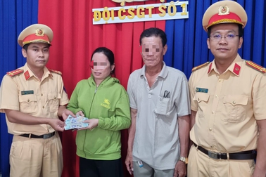 Hai vợ chồng phụ hồ vui mừng nhận lại chiếc ví đánh rơi từ CSGT