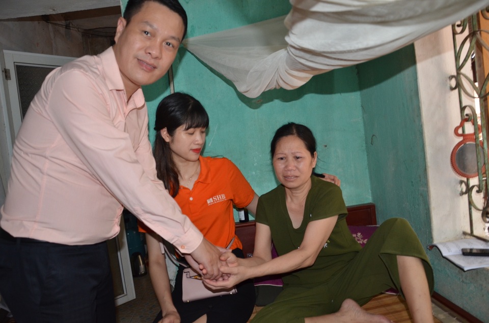 Bạn đọc Dân trí tiếp tục giúp đỡ gia đình kệt quệ vì bệnh tật - 1 Bạn đọc Dân trí tiếp tục giúp đỡ gia đình kệt quệ vì bệnh tật - 1