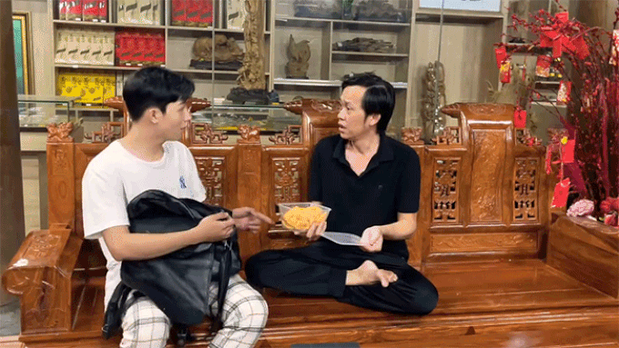 Nghệ sĩ Hoài Linh than đắng lòng vì dặn con mua micro để quay clip YouTube nhưng cậu con trai mua hẳn nửa kg mic - Ảnh 2.