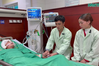 Em trai bị tai nạn giao thông nguy kịch, chị gái khóc ròng mong em hồi phục