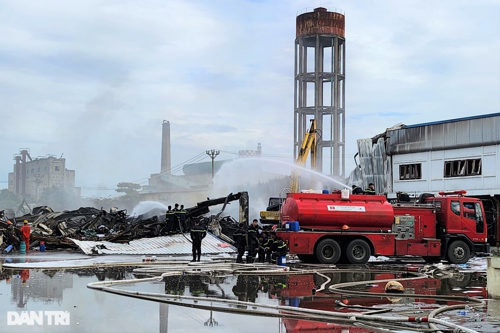 Nhà xưởng rộng cả nghìn m2 bốc cháy ngùn ngụt - 2 Nhà xưởng rộng cả nghìn m2 bốc cháy ngùn ngụt - 2