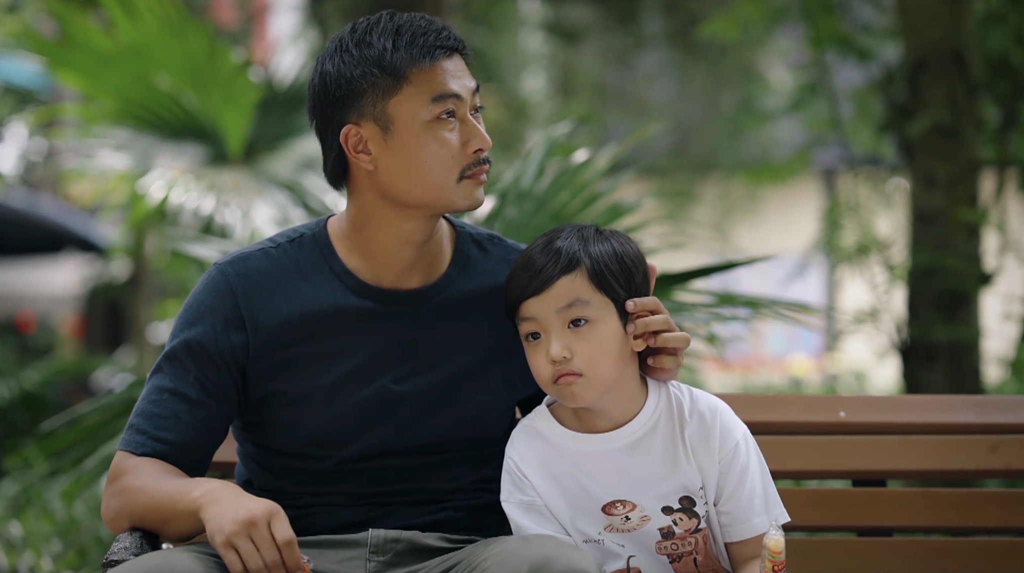 Diễn viên nhí 6 tuổi đóng con trai Duy Hưng trong phim VTV gây sốt - 1