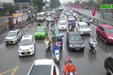 Người dân đội mưa rét trở lại Hà Nội ngày cuối nghỉ Tết, giao thông ùn tắc