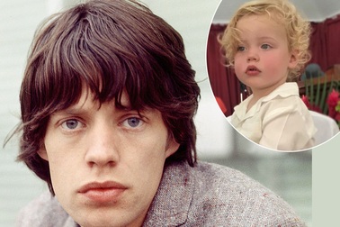 Con trai 2 tuổi giống hệt rocker gạo cội Mick Jagger
