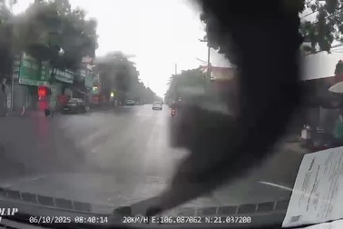 Ô tô con quay đầu bất cẩn, "nộp mình" cho xe tải