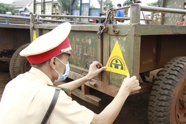 Hàng trăm người dân lái xe công nông đi gắn biển phản quang