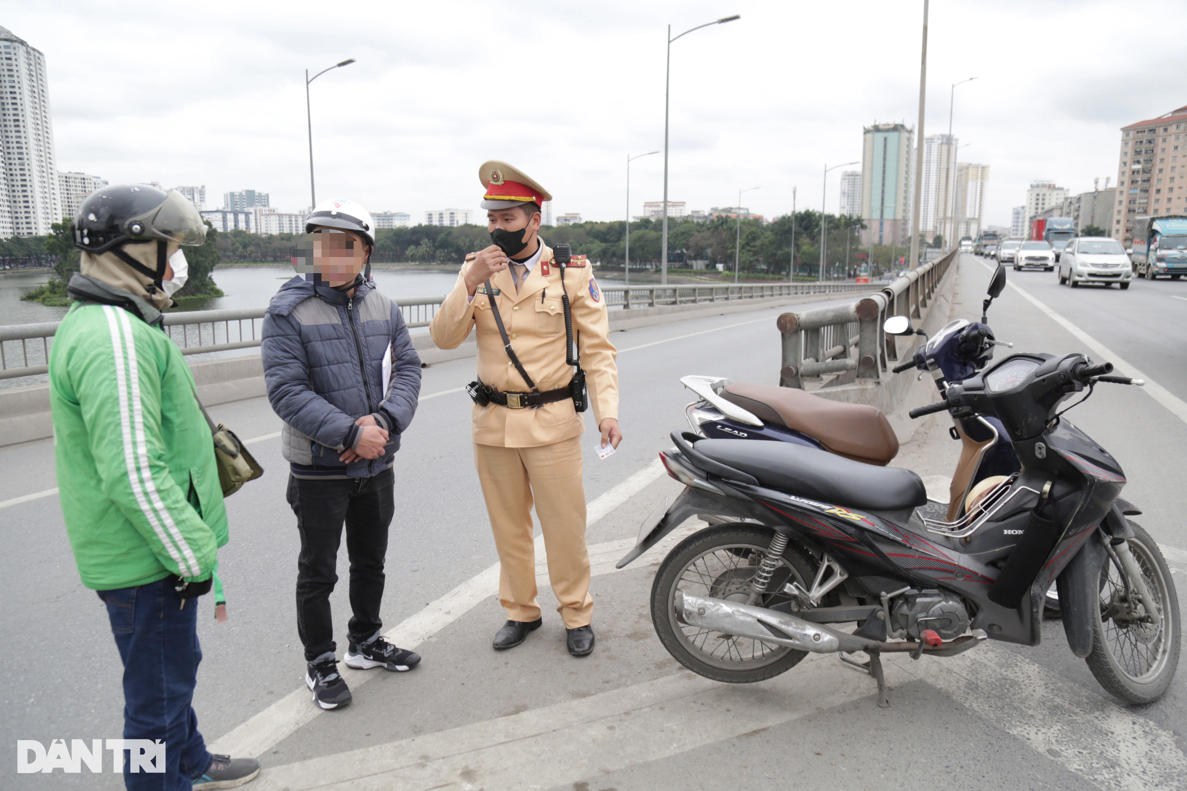 Tài xế xe ôm lên vành đai 3 trên cao bắt khách, đâm vỡ đèn ô tô biển xanh - 4