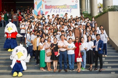 Hàng nghìn học sinh lớp 12 tìm hiểu 36 ngành nghề tại HIU