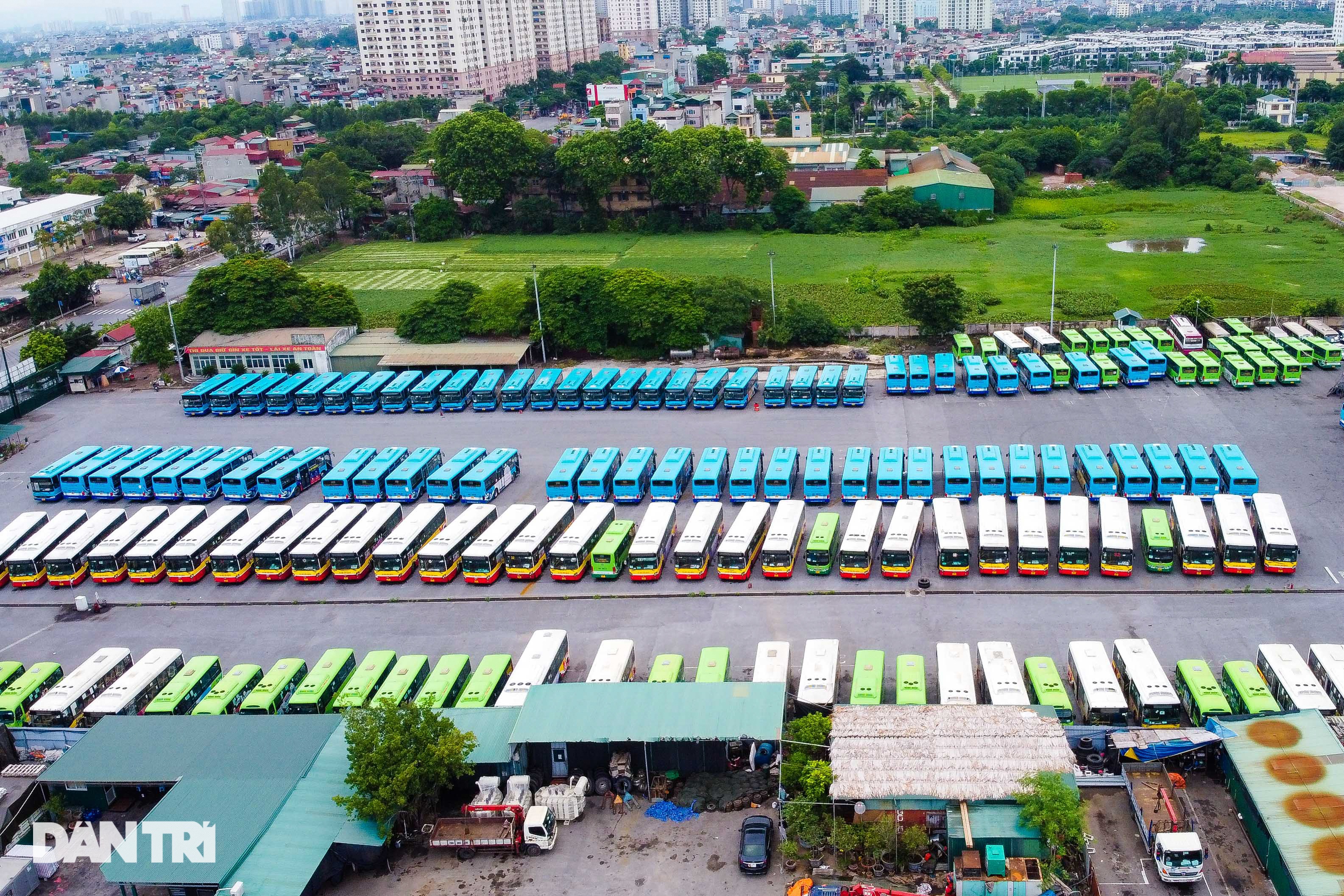 Hà Nội: Hàng nghìn ôtô nằm phơi nắng dầm mưa vì giãn cách xã hội - 8 Hà Nội: Hàng nghìn ôtô nằm phơi nắng dầm mưa vì giãn cách xã hội - 8