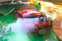 Say xỉn, tài xế lái xe ô tô lao xuống bể bơi