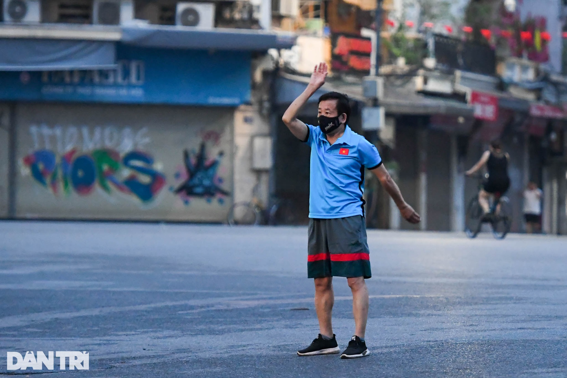 Người dân Hà Nội nườm nượp ra đường tập thể dục sau lệnh nới lỏng - 3 Người dân Hà Nội nườm nượp ra đường tập thể dục sau lệnh nới lỏng - 3