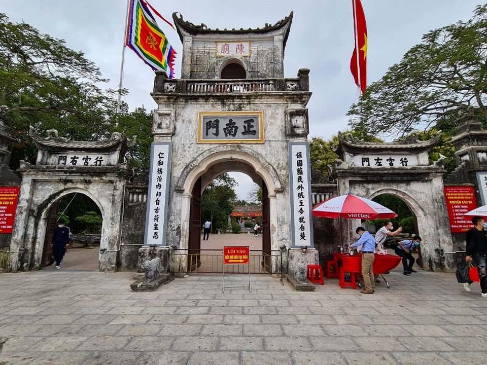 Đền Trần vắng vẻ, du khách mang khẩu trang, sát khuẩn tay khi vào cầu lộc - 1 Đền Trần vắng vẻ, du khách mang khẩu trang, sát khuẩn tay khi vào cầu lộc - 1