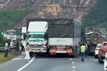 Vượt ẩu trên cao tốc  La Sơn - Túy Loan, tài xế gây tai nạn liên hoàn