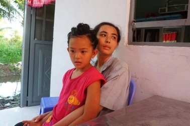 Hậu Giang: Cám cảnh gia đình cha bị đột quỵ, con ung thư, cháu thất học