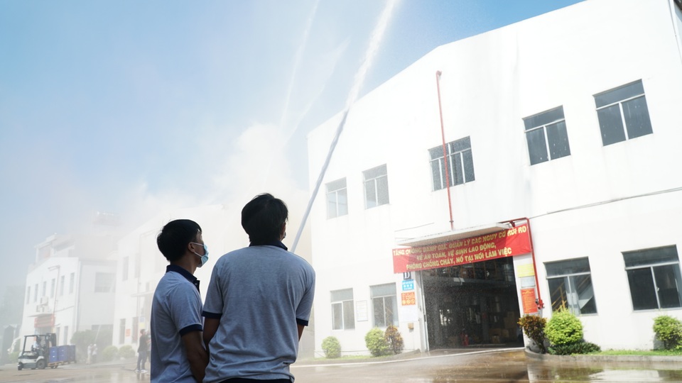 Bình Dương: 300 người diễn tập chữa cháy và cứu nạn cho công nhân - 4 Bình Dương: 300 người diễn tập chữa cháy và cứu nạn cho công nhân - 4