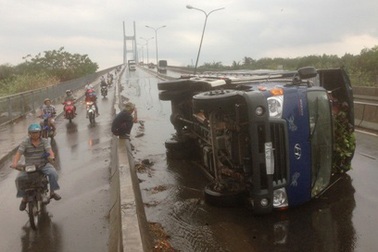 Xe tải lật nhào khi đang đổ dốc cầu Phú Mỹ