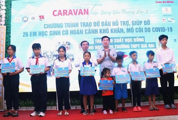 Trao đỡ đầu hỗ trợ, giúp đỡ cho các em học sinh có hoàn cảnh khó khăn, mồ côi do ảnh hưởng bởi dịch bệnh COVID-19.