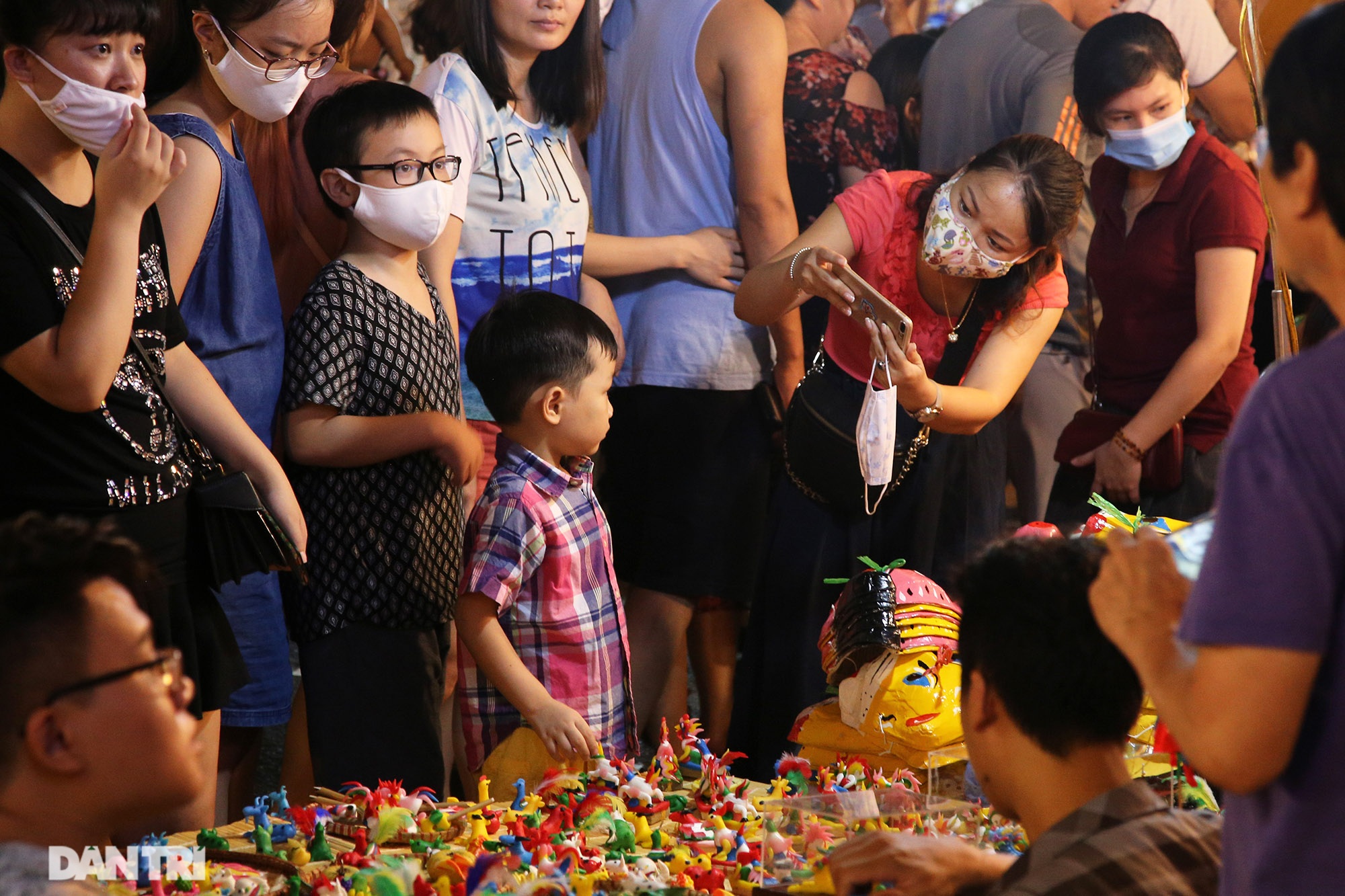 Đông nghịt người dân đổ về chợ trung thu phố cổ Hà Nội - 4 Đông nghịt người dân đổ về chợ trung thu phố cổ Hà Nội - 4