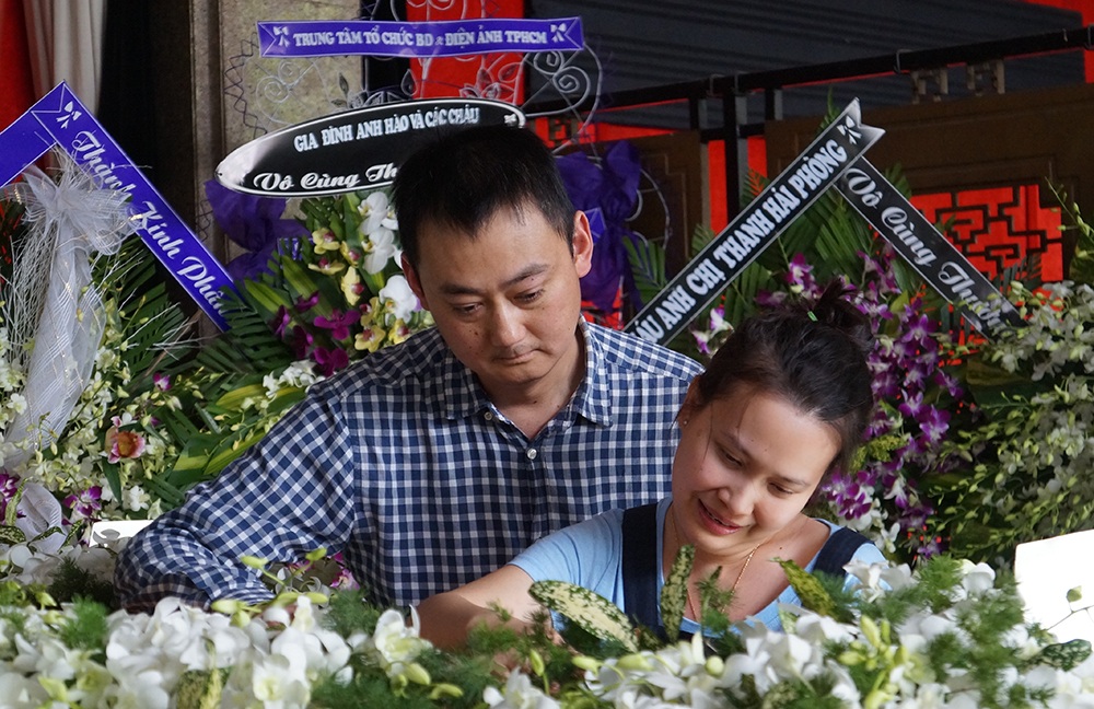 Con gái NSƯT Quang Lý nức nở bên linh cữu cha