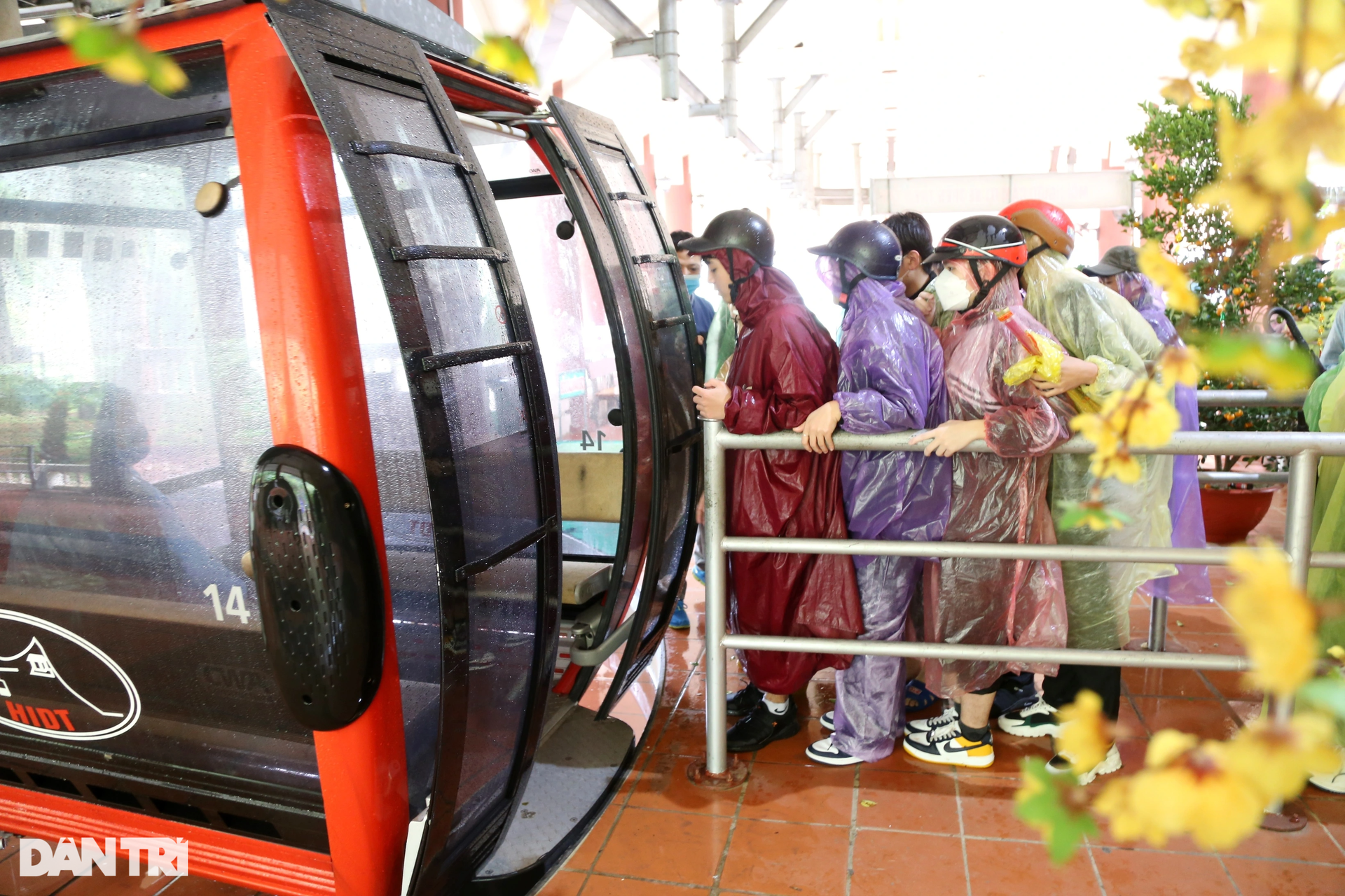 Du khách đội mưa lên ngôi chùa ở đỉnh đẹp nhất trong số 99 đỉnh núi Hồng - 5 Du khách đội mưa lên ngôi chùa ở đỉnh đẹp nhất trong số 99 đỉnh núi Hồng - 5