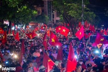 Biển người đỏ rực, Hà Nội không ngủ ăn mừng U23 vô địch Đông Nam Á