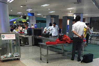 Phát hiện 16 răng nanh giấu trong dép khách đi máy bay