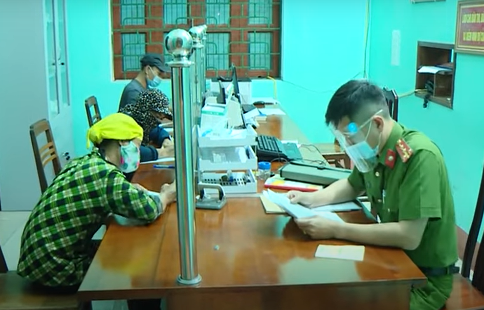 Ninh Bình: 2 phụ nữ trốn trong thùng xe tải để thông chốt kiểm dịch - 2 Ninh Bình: 2 phụ nữ trốn trong thùng xe tải để thông chốt kiểm dịch - 2