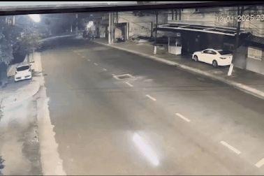 Khoảnh khắc xe Mercedes chở 5 người lao xuống biển Nha Trang