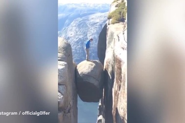 Màn trình diễn chơi golf trên miệng vực thẳm.