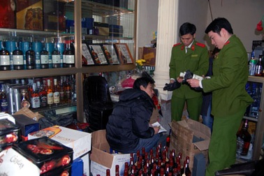 Rượu lậu, pháo hoa... tuồn về cửa khẩu dịp cận Tết