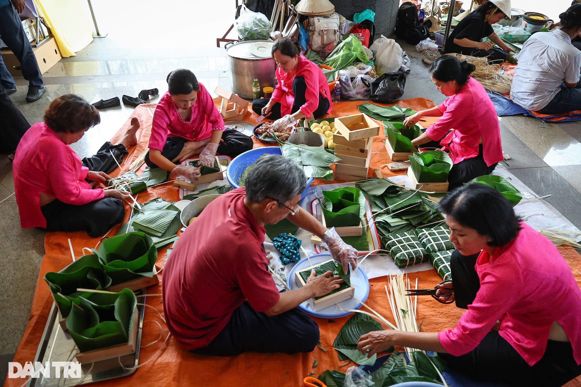 Hundreds of people compete to wrap Chung cakes to commemorate King Hung in Ho Chi Minh City - 10