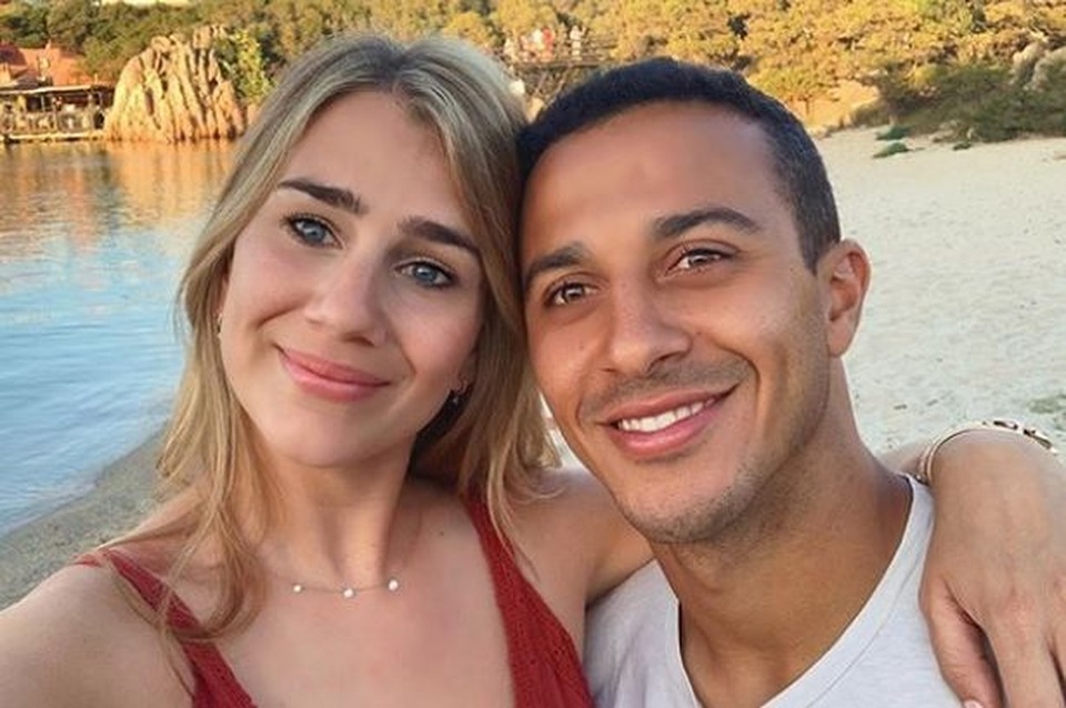Bà xã Thiago Alcantara hạnh phúc khi theo chồng “cập bến” Liverpool - 1 Bà xã Thiago Alcantara hạnh phúc khi theo chồng “cập bến” Liverpool - 1