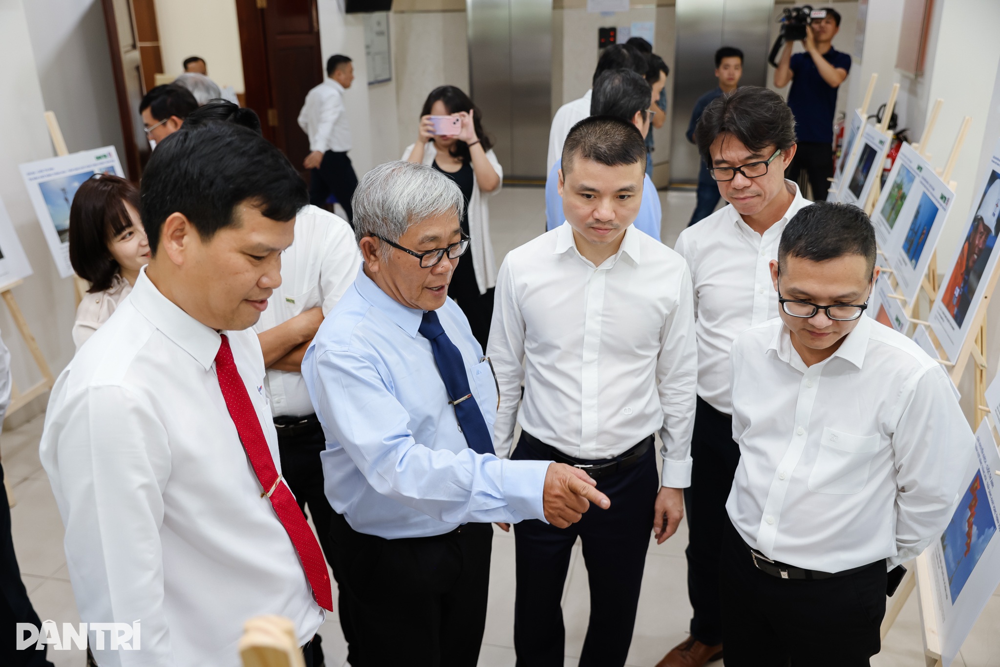 Trao giải cuộc thi ảnh kỷ niệm 50 năm ngành điện lực miền Nam - 12