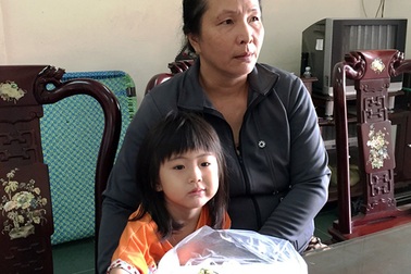 Bà ôm cháu thoát dòng nước dữ lúc nửa đêm