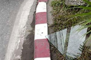 Một tấm kính vỡ gây ra gần chục vụ tai nạn 