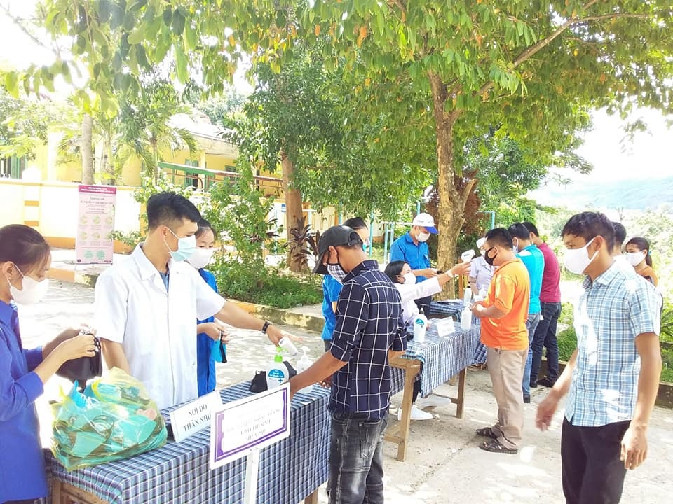 Trường học miền núi chuẩn bị bữa sáng, suất ăn trưa phục vụ thí sinh - 8 Trường học miền núi chuẩn bị bữa sáng, suất ăn trưa phục vụ thí sinh - 8