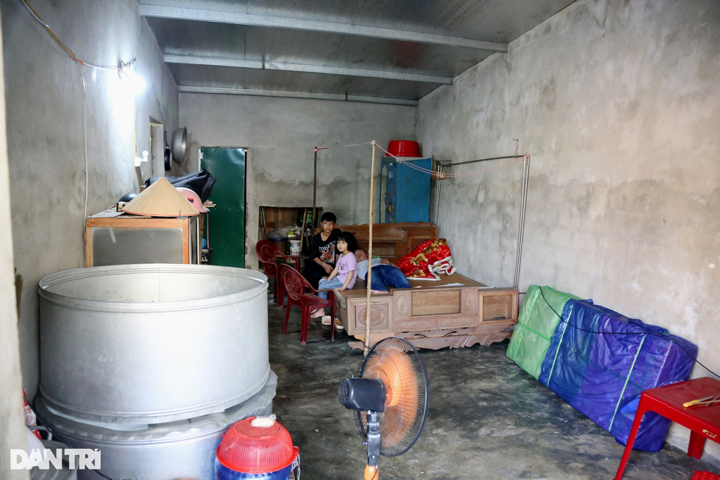 Rớt nước mắt cảnh 2 con thơ chăm cha u não trong căn nhà 15m2 - 2 Rớt nước mắt cảnh 2 con thơ chăm cha u não trong căn nhà 15m2 - 2