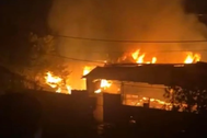 Cháy nhà dân chuyên đóng đồ gỗ ở Hà Nội