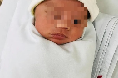 Bé trai bị bỏ rơi trong bệnh viện được người nhà đón về