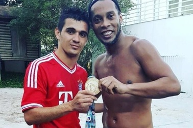 Ronaldinho phải làm nghề mộc, đón sinh nhật trong tù