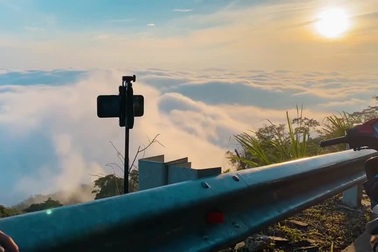 Khung cảnh săn mây ở Ba Vì khiến nhiều người thích thú