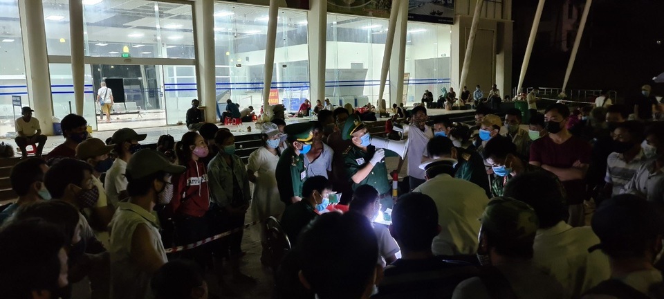 Hàng ngàn người nhập cảnh qua cửa khẩu trước giờ cách ly xã hội - 1 Hàng ngàn người nhập cảnh qua cửa khẩu trước giờ cách ly xã hội - 1